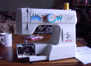 Elna Elnita Graffiti 230 FS Freearm Mechanical Sewing Machine, 1 Dial, 8 Stitches, Buttonhole, Bobbin Winder, HandWheel with Push Pull Clutch, Handle