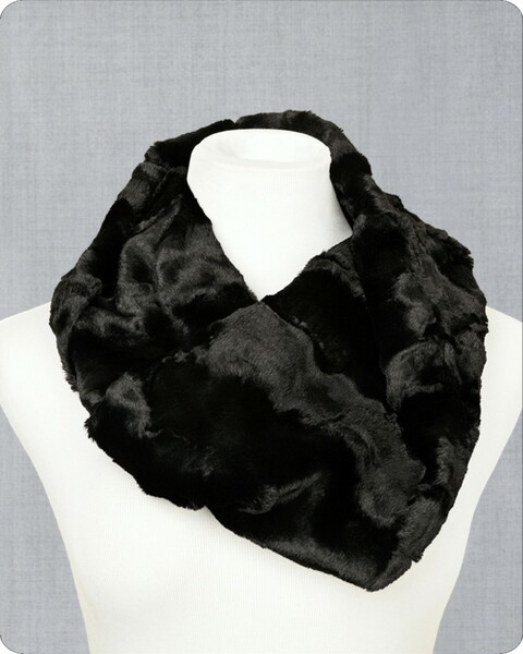 Shannon Fabrics Inc. Infinity Scarf Kit Hide Caviar 19in x 36in