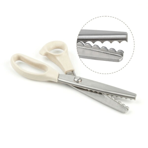 Riley Blake Designs Lori Holt Sweet Scallop Scissors