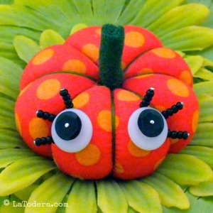 la todera LAT027PUM Winky Pumpkin Pincushion Pattern
