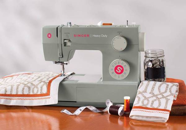 HOW TO USE A SEWING MACHINE (SINGER 4452) 