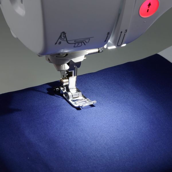 I just got a new sewing machine (Brother se600) & cannot figure out how to  raise the pressure foot! : r/sewing